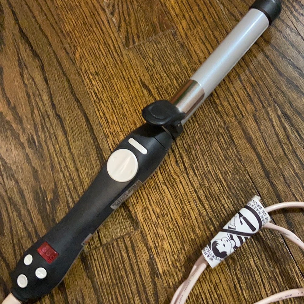 Beachwaver curling iron. S1